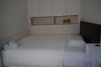 Postel nebo postele na pokoji v ubytování Apartment with 2 Bedrooms and Parking Near the Beach
