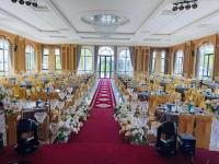 Un salón de banquetes con mesas y sillas con alfombra roja. en Hoang Yen Boutique Hotel, en Dien Ban