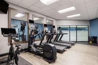 Hampton Inn Spokane Airportにあるフィットネスセンターまたはフィットネス設備