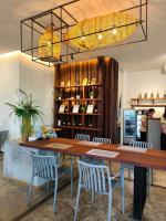 ein Esszimmer mit einem großen Holztisch und Stühlen in der Unterkunft Zenery Lake Resort in Ban Don Klang