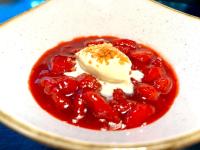 ヘタフェにあるRamada by Wyndham Madrid Getafeの赤いソースとアイスクリームが入ったボウルの食べ物