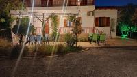 Vonkajšia záhrada v ubytovaní Platanos Apartment