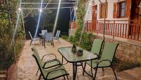 Patio alebo iná vonkajšia časť ubytovania Platanos Apartment
