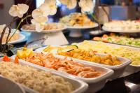 Un buffet de diferentes tipos de comida en una mesa. en Hotel RH Royal - Recommend for adults, en Benidorm