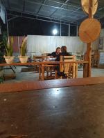 deux personnes assises à une table dans un restaurant dans l'établissement Bintang Senaru Inn, à Senaru