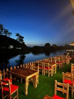 Udsigt til en flod der løber i nærheden af hotellet