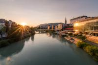 - Vistas al río de una ciudad al atardecer en voco Villach by IHG, en Villach