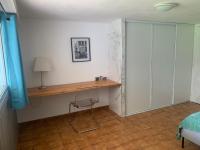 Łóżko lub łóżka w pokoju w obiekcie Appartement familial au bord de la Marne, jardin tropical , piscine, tennis, terrasse, parking gratuit proche Disneyland