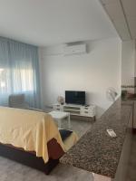 Televízia a/alebo spoločenská miestnosť v ubytovaní Apartaments Marinera