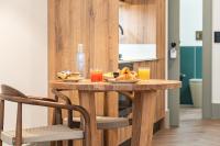 ein kleiner Holztisch mit Essen darauf in einer Küche in der Unterkunft Hygge House Downtown in Lissabon