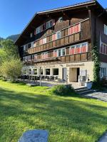 アッペンツェルにあるHotel Kaubadの前に緑の芝生がある建物
