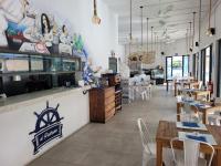 En restaurant eller et andet spisested på L'Estuaire Seafront Apartment Black River