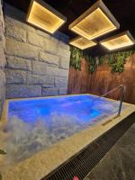 Bazén v ubytování Hotel Litworowy Staw nebo v jeho okolí