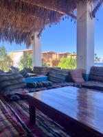 Zimmer mit Sofas und einem Tisch in einem Zimmer in der Unterkunft Blue Beach Camp in Wāsiţ