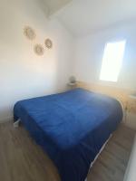 Posteľ alebo postele v izbe v ubytovaní Appartement T2 Cabine, mezzanine Saint Pierre la mer 4oliv41