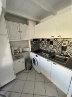 Kuchyňa alebo kuchynka v ubytovaní Appartement T2 Cabine, mezzanine Saint Pierre la mer 4oliv41