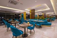 ヤロヴァにあるCrowne Plaza Yalova by IHGの青い椅子とテーブルが備わるレストラン