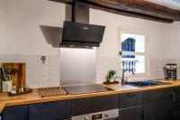Kuchnia lub aneks kuchenny w obiekcie Appartement tout confort Vieux Tours avec parking privé 4p
