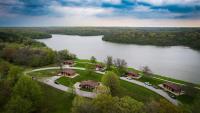 una vista aérea de un complejo turístico en un lago en Thousand Hills State Park Cabins, en Kirksville