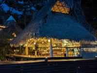 Un restaurante con techo de paja por la noche en La Isla Dulce, en Lívingston