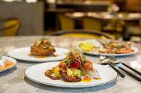 uma mesa com três pratos de comida em Ananti at Gangnam em Seul