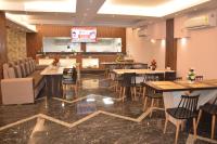 デーオーガルにあるThe Rividium Hotelのテーブルと椅子とバーのあるレストラン