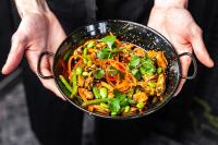 een persoon houdt een kom eten vast bij Полінарія Козятин in Kozyatyn