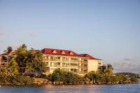 un hotel en la orilla de un cuerpo de agua en Port de Plaisance Resort, Trademark Collection by Wyndham, en Philipsburg