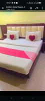 Un dormitorio con una cama con corazones rojos. en Ever Green Guest House Travel &amp; PG デリー日本 人 宿, en Nueva Delhi