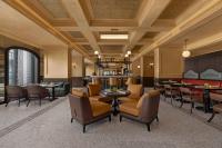 Un vestíbulo con sillas y mesas y un bar. en Marriott Executive Apartments, Bangkok Townhall Sukhumvit, en Bangkok