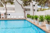 Bazén v ubytovaní Apartamentos Es Pujols - Emar Hotels alebo v jeho blízkosti