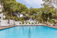 Bazén v ubytovaní Apartamentos Es Pujols - Emar Hotels alebo v jeho blízkosti