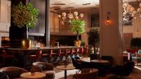 Ein Restaurant oder anderes Speiselokal in der Unterkunft Park Central 