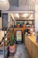 een keuken met een koelkast met drankjes erin bij Triver Coliving in Mexico-Stad