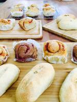 WanluanにあるHakka Eco-farm 雅歌園民宿食農教育有機農場の木のまな板の上に置かれたたくさんのペストリー