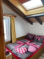 Postel nebo postele na pokoji v ubytování Klewenalp Ausflugs-Ski-Pistenhotel Klewenstock