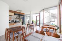 uma sala de jantar com mesas, cadeiras e janelas em เดอะซีน คาบาน่า บีช รีสอร์ท ขนอม The Scene Cabana Beach Resort Khanom em Ban Plau