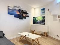 Televízia a/alebo spoločenská miestnosť v ubytovaní Appartement luxe Cannes centre à côté du Palais