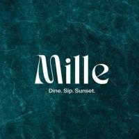 ein weißes Logo auf grünem Hintergrund in der Unterkunft Golden Hill Resort in Wok Tum