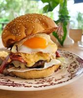 ein Sandwich auf einem Teller mit einem Ei darauf in der Unterkunft Golden Hill Resort in Wok Tum