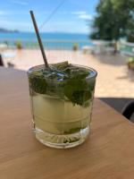 ein Getränk auf einem Tisch am Strand in der Unterkunft Golden Hill Resort in Wok Tum