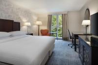 Ein Bett oder Betten in einem Zimmer der Unterkunft Delta Hotels by Marriott Worsley Park Country Club