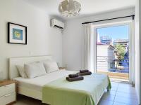 Posteľ alebo postele v izbe v ubytovaní KYMA Apartments - Athens Acropolis 13