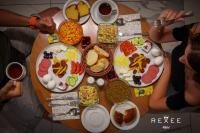 een houten tafel met borden met eten erop bij Taksim REXXEE Istanbul Istiklal Hotel in Istanbul
