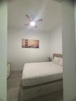 Postel nebo postele na pokoji v ubytování COQUETO APARTAMENTO EN EL CENTRO DE CADIZ