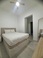 Postel nebo postele na pokoji v ubytování COQUETO APARTAMENTO EN EL CENTRO DE CADIZ
