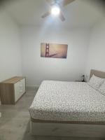 Postel nebo postele na pokoji v ubytování COQUETO APARTAMENTO EN EL CENTRO DE CADIZ