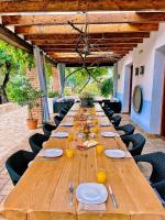 een lange houten tafel met borden en glazen erop bij Hotel Castell de la Solana in Alcalalí