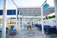 En restaurant eller et andet spisested på CC Luxurious Apartment