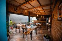 een restaurant met tafels en stoelen in een kamer bij Katiti Lodge in Arusha